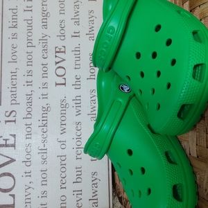 CROCS BRAND NEW BRIGHT GREEN and so BEAUTIFUL! MAKE A STATEMENT!